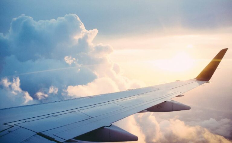 Avión de Cancún aterriza de emergencia en Florida; reportan heridos