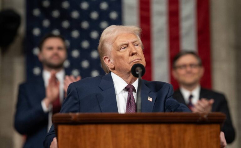 _Debería estar en la cárcel__ La dura arremetida de Trump contra el Gobernador de Illinois.