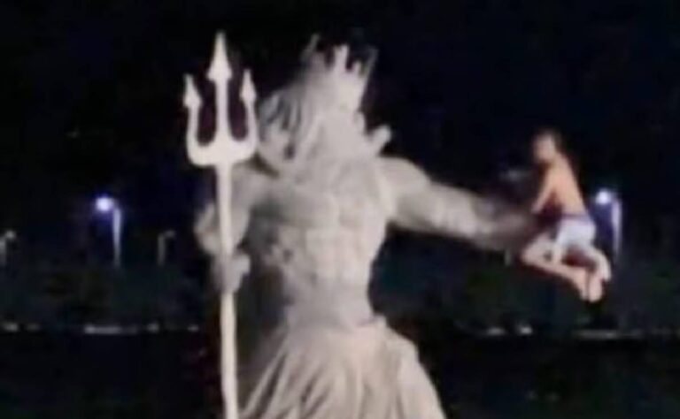 Detienen a hombre por escalar la estatua de Poseidón en Progreso; estaba presuntamente intoxicado