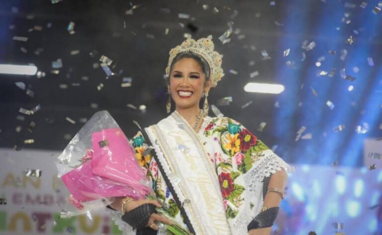 Ella es Eny Elizabeth Paredes Villalobos, la embajadora de la Feria Internacional de Xmatkuil 2025