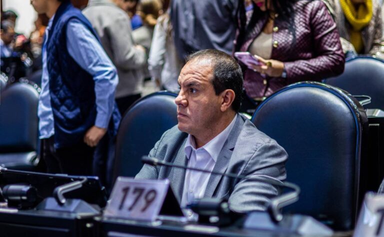 Exponen a Cuauhtémoc Blanco jugando pádel en plena sesión legislativa