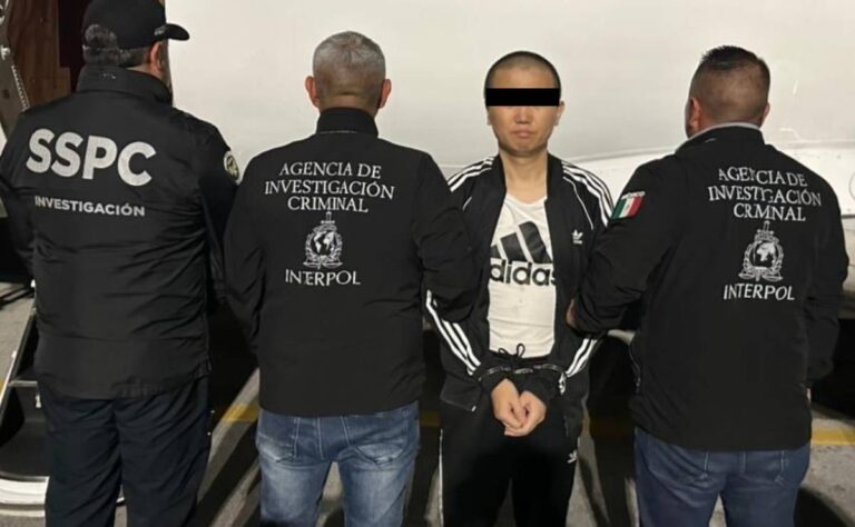 México extradita a EE.UU. a Zhi Dong Zhang, presunto capo del fentanilo.