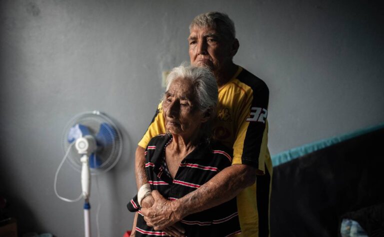 Murió ‘Doña Elodia’, adulta mayor que se viralizó abrazada a su esposo en la inundación de Poza Rica