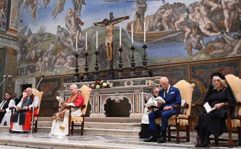 Reconciliación histórica en el Vaticano_ el Papa León XIV y Carlos III rezan juntos en la Capilla Sixtina.