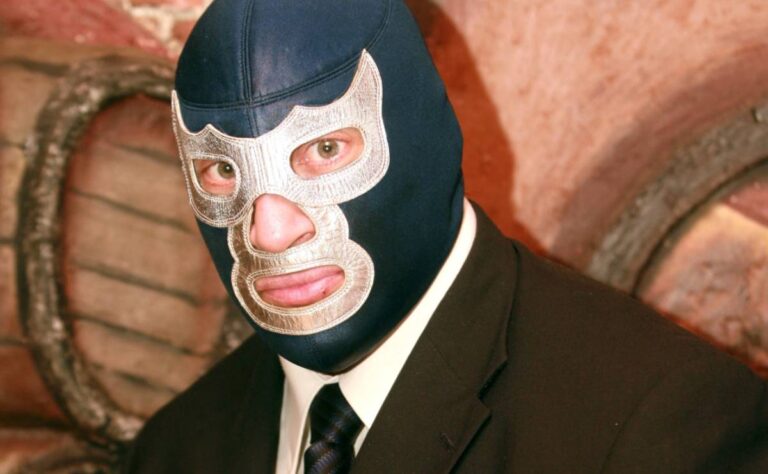 Reportan en terapia intensiva al luchador Blue Demon Jr. tras accidente automovilístico