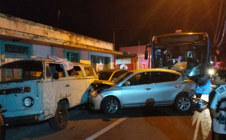 VIDEO_ Así se captó el fuerte accidente entre 11 vehículos en el centro de Mérida