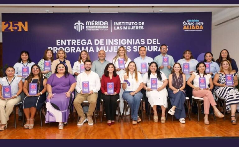 Entrega Ayuntamiento de Mérida insignia Mujeres Seguras a empresas meridanas