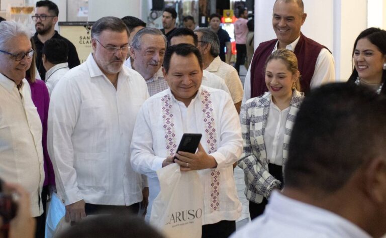 Inaugura Joaquín Díaz Mena, Gobernador de Yucatán, el Buen Fin 2025