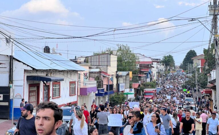 Miles protestan en Michoacán tras asesinato del alcalde Carlos Manzo