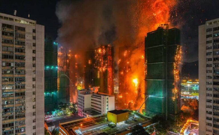 Reportan decenas de muertos por incendio en varios edificios de Hong Kong