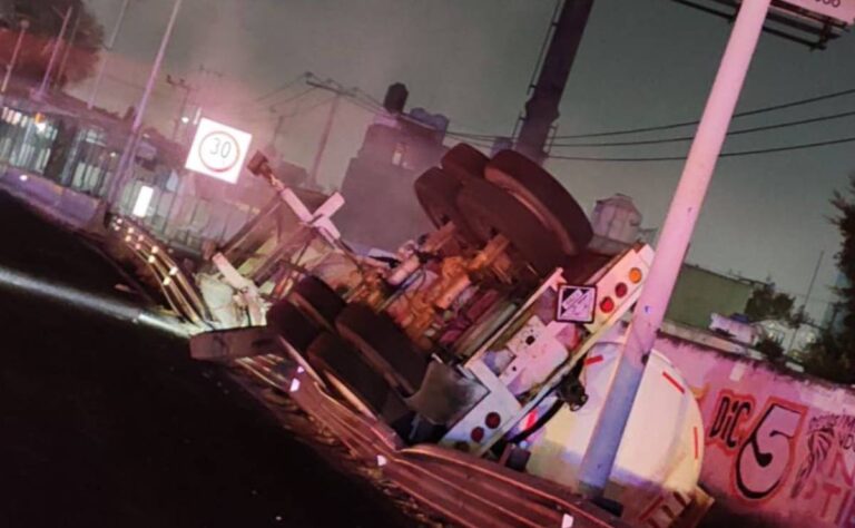Reportan volcadura de pipa con amoniaco sobre la México-Pachuca