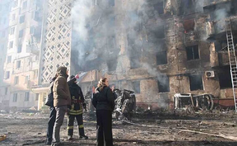 Rusia bombardea ciudad ucraniana dejando 25 personas fallecidas y 70 heridos