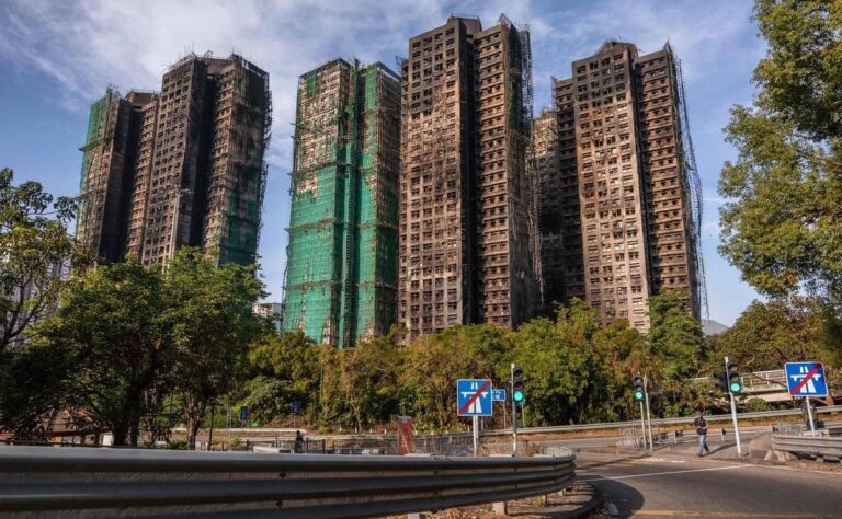 Suman 128 muertos por incendio de edificios en Hong Kong; hay 8 detenidos