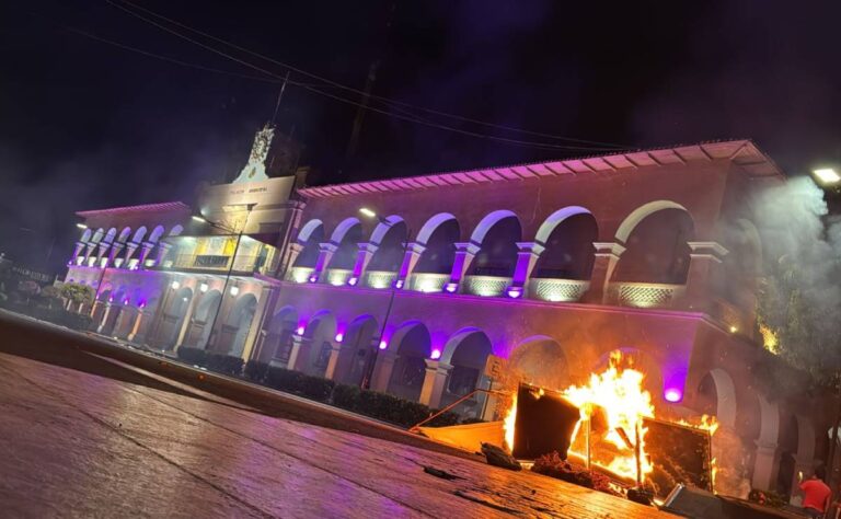 Video_ Manifestantes incendian Palacio de Gobierno de Apatzingán