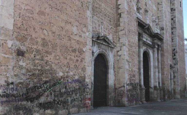Borran pintas de la Catedral de Mérida con moderno equipo láser