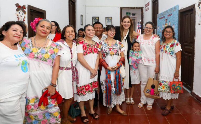 Cecilia Patrón entrega reconocimiento internacional a la campaña Mérida Ta Wéetel