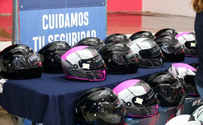 Cecilia Patrón supera la meta de Chambea Seguro con más de 1 mil 200 cascos gratuitos entregados