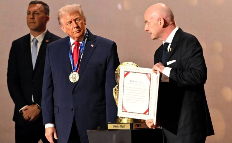 FIFA entrega premio de la paz a Donald Trump en el sorteo del Mundial de Norteamérica 2026