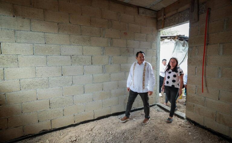 Gobernador Joaquín Díaz Mena entrega acciones de vivienda en Cuzamá