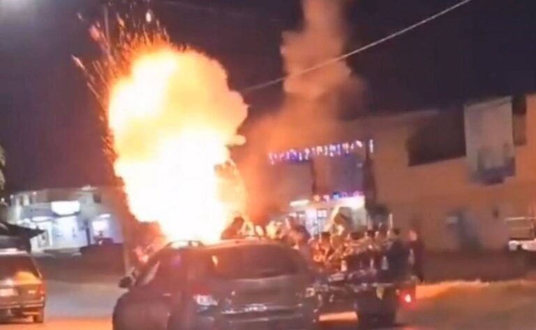 Video_ Pirotecnia estalla en camioneta con músicos a bordo durante festejos a la Virgen de Guadalupe