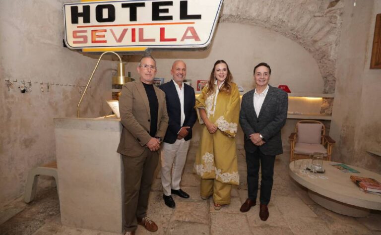Cecilia Patrón inaugura el Hotel Sevilla, joya del Centro Histórico de Mérida.