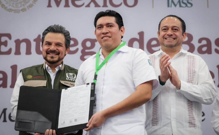Entregan 124 bases y nombramientos a personal del IMSS en Yucatán