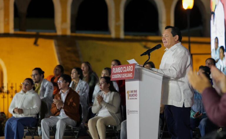 Gobernador Joaquín Díaz Mena rinde cuentas en Izamal