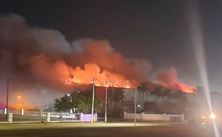 Incendio en maquiladora de Matamoros, Tamaulipas; hay tres bomberos muertos