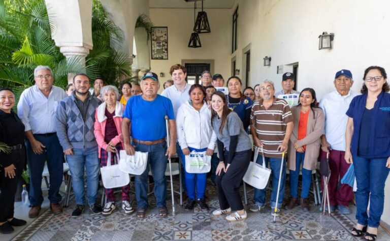 Ayuntamiento de Mérida entrega auxiliares auditivos que mejoran la vida de personas con discapacidad.