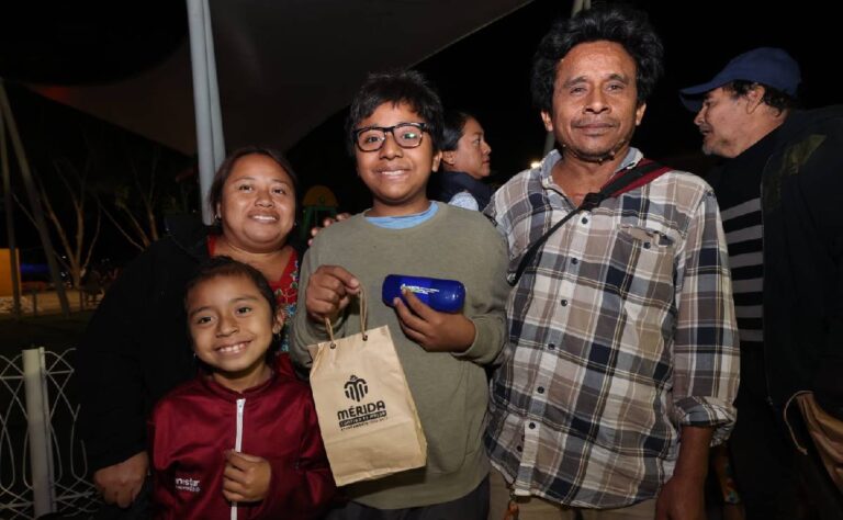 Cecilia Patrón entrega lentes gratuitos a 513 personas en El Roble Agrícola