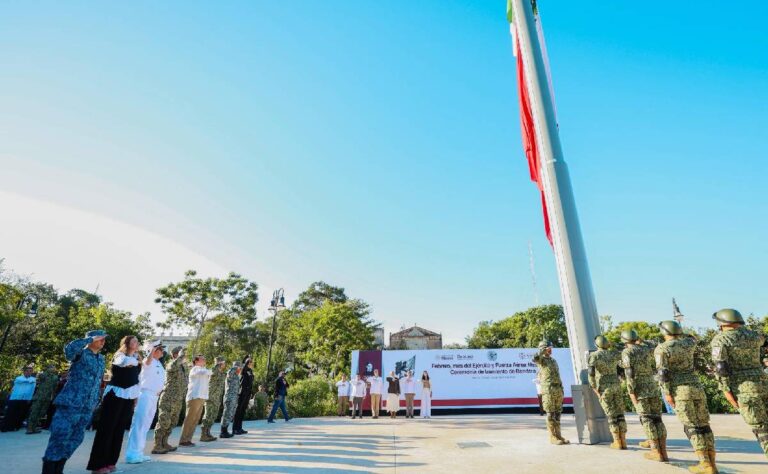 Conmemoran el mes del Ejército y la Fuerza Aérea con izamiento de bandera en la Plaza Grande