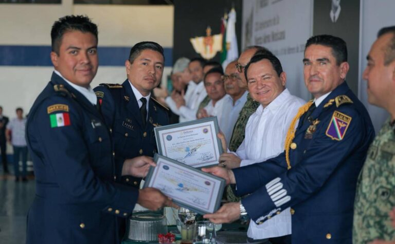Gobernador Joaquín Díaz Mena preside el CXI aniversario de la Fuerza Aérea Mexicana