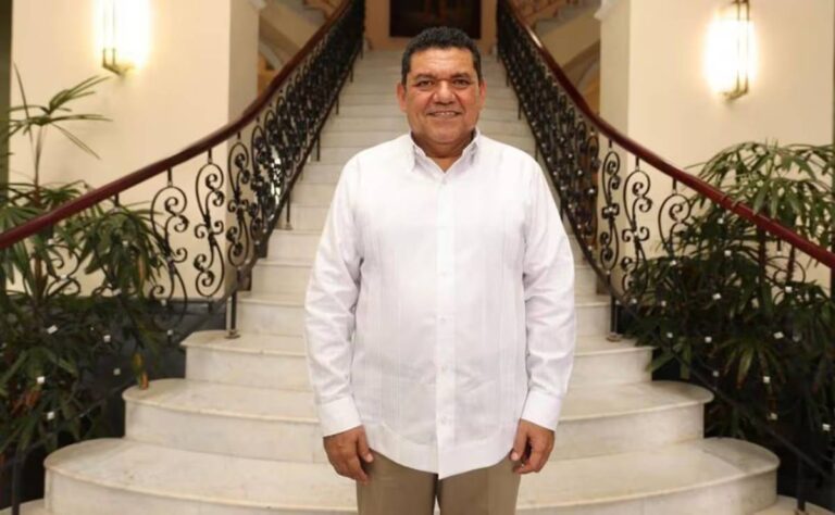 Hospitalizan a gobernador de Tabasco por fuerte dolor abdominal