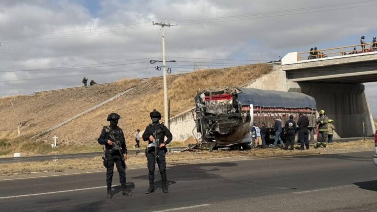 Narcobloqueos se desatan en varios estados de México tras muerte de _El Mencho_