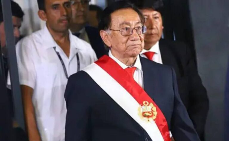 Presidente interino de Perú, José María Balcázar es citado a juicio un día después de asumir el cargo