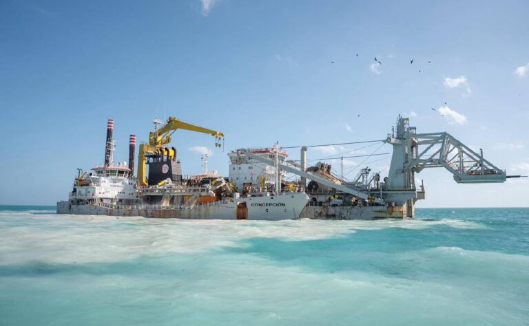Supervisan fase final de ampliación del Puerto de Altura