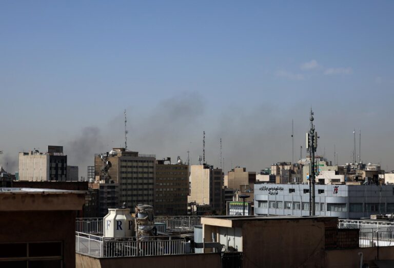 Medios iraníes informan de explosiones en varias ciudades del país