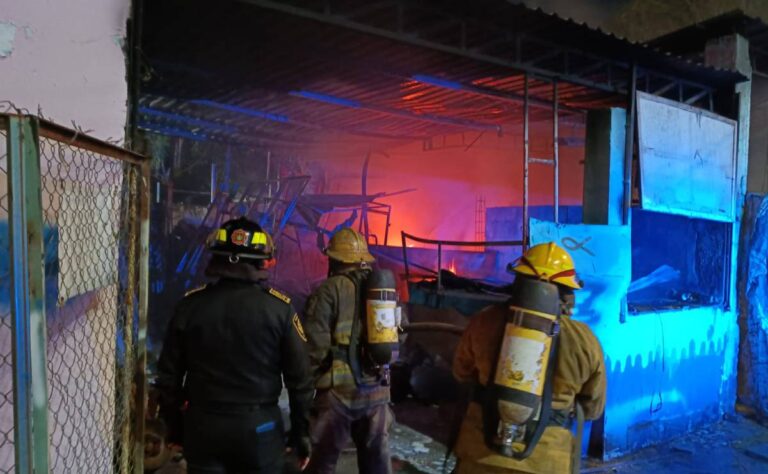 Bomberos controlan voraz incendio en taller de herrería en la Bojórquez