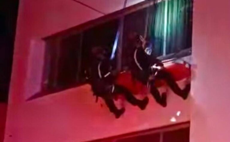 Bomberos rescatan a mujer desde un cuarto piso en la García Ginerés