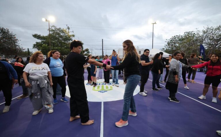 Cecilia Patrón promueve macroclase de defensa personal en Cancha Violeta.