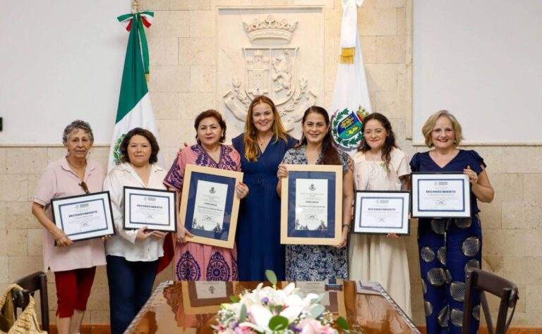 Entrega Cecilia Patrón nombramientos a las primeras mujeres cronistas de Mérida.