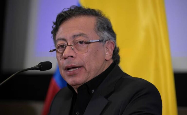 Escalada de tensión_ Petro denuncia hallazgo de 27 cuerpos en la frontera tras bombardeos de Ecuador