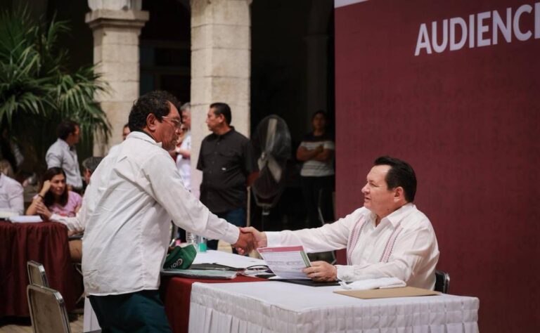 Gobernador Joaquín Díaz Mena atiende de frente a la ciudadanía