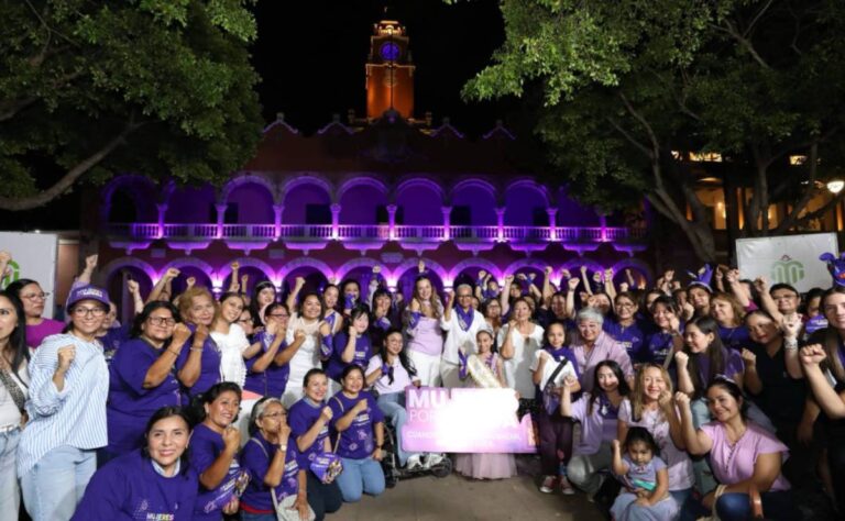 Honra Cecilia Patrón la lucha de las mujeres meridanas con la iluminación del Palacio Municipal de Mérida.