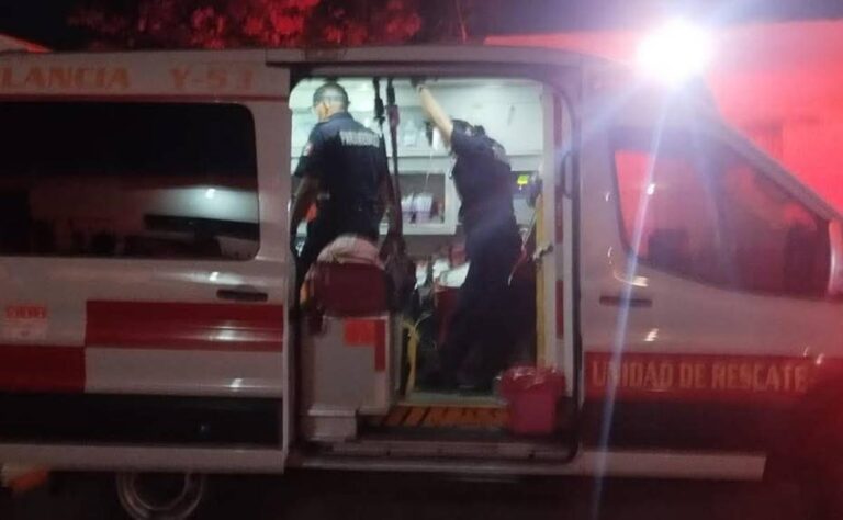 INCENDIO EN CASA HABITACIÓN CON RESCATE Y TRASLADO DE DOS PERSONAS POR INHALACIÓN DE HUMO EN EL FRACCIONAMIENTO LIMONES, MÉRIDA