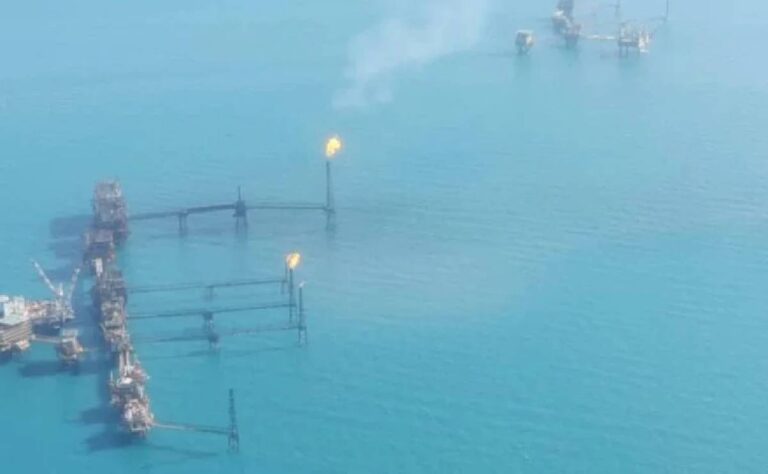 Marina realiza vigilancia aérea en el Golfo de México por derrame de petróleo