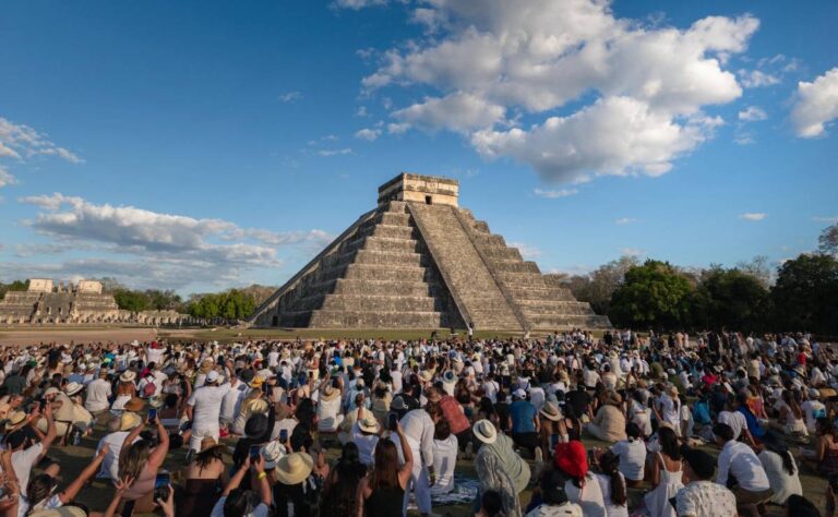 Más de 15 mil visitantes presencian descenso de Kukulcán en Chichén Itzá