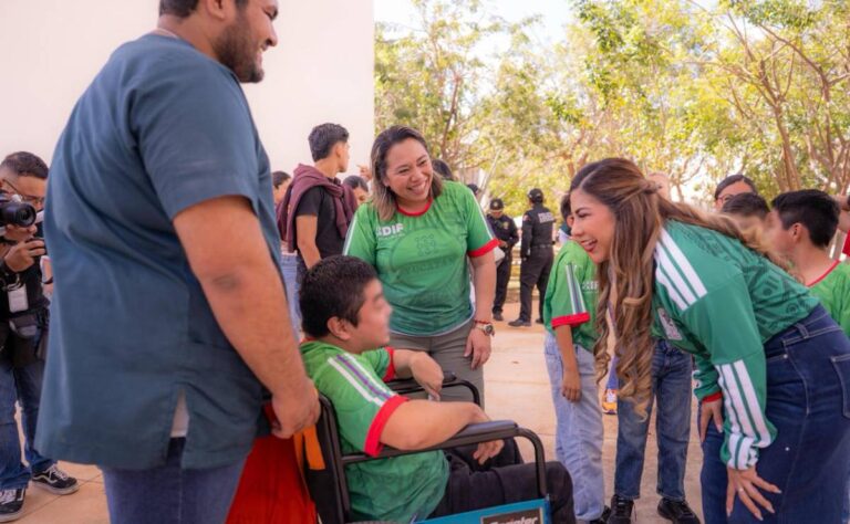 Niñas, niños y adolescentes de Casa Otoch conocen trofeo de la Copa Mundial de Fútbol