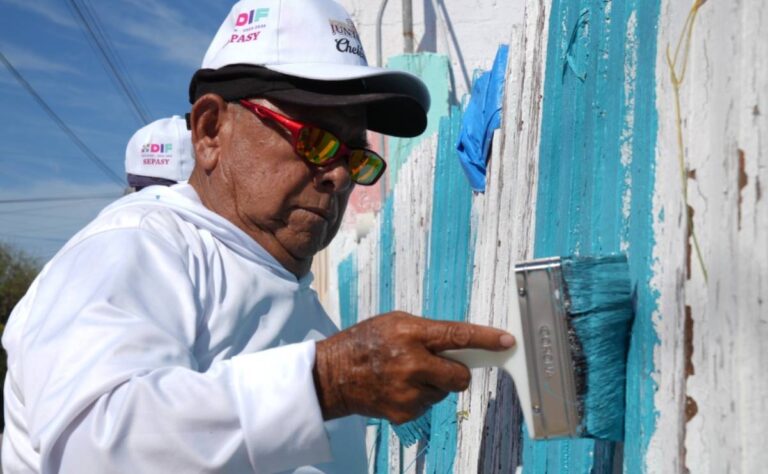 Pescadores y familias de Chelem transforman su comunidad con el programa Pintemos Juntos