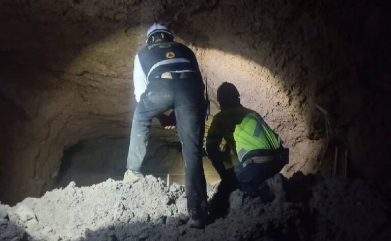 Rescatan con vida al primero de cuatro mineros atrapados en Santa Fe, en Sinaloa